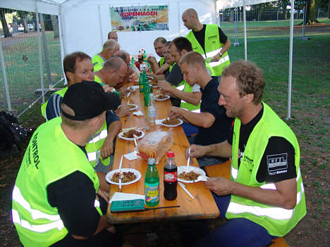 Uden mad og drikke, dur helten ikke. Det samme gælder for de mange frivillige, der nu er ved at lægge sidste hånd på baneopbygningen.
(Foto: Motorsporten.dk)
